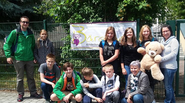 Florian, Ole, Friedrich, Fabian, Sara, Luise, Celina und Cora mit ihrer Lehrerin Frau Oßwald, Herrn Berthild, dem Elternsprecher und Kerstin Stadler vom Kinderhospiz (rechts im Bild)