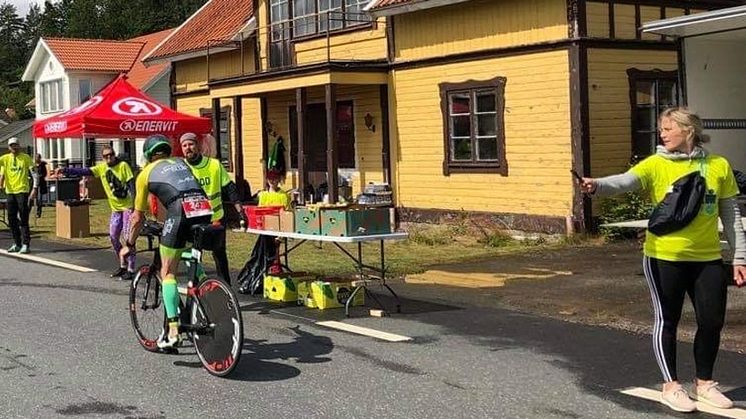 Pepp, hejarrop och energipåfyllning väntar deltagarna i Ironman 70.3 Jönköping på stationen i Bunn.