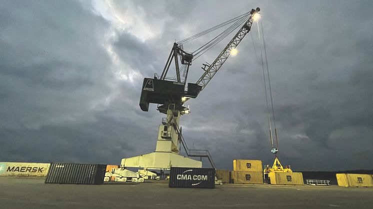 Åhus Hamn & Stuveri AB bestyckar Containerkran med Docker