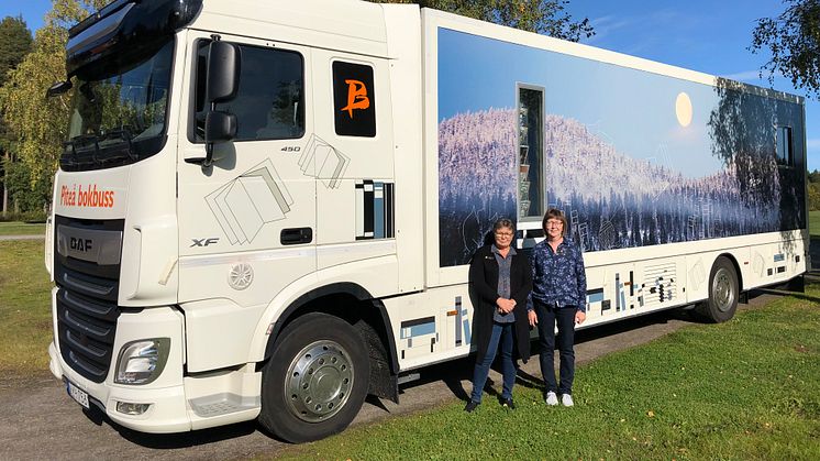 Årets mobila nätverk rullar i Piteå. Åsa Nordström och Britt Bergström arbetar på Piteå bokbuss. Foto: Piteå kommun