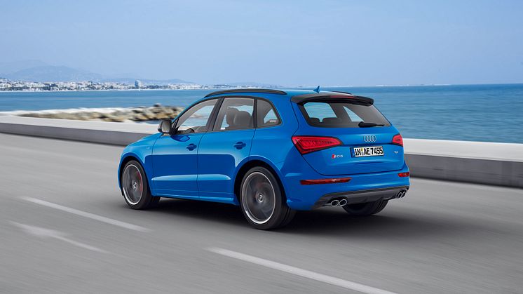 Audi SQ5 TDI plus - crystal effect paint finish Ara Blue rear dynamic