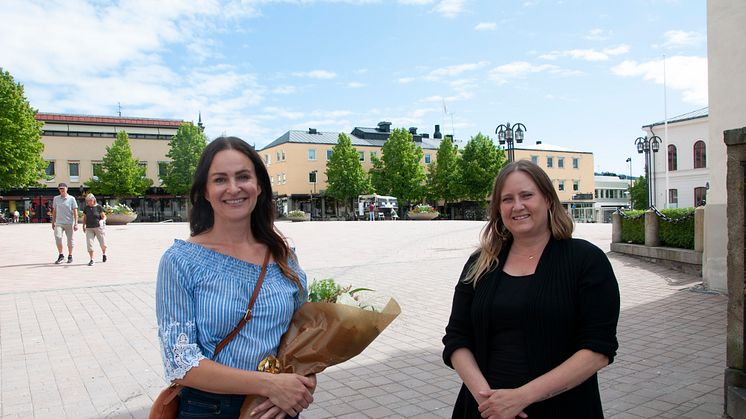 Vinnaren Linda Kallin fick en blombukett och ett presentkort av projektledaren Linda Lundberg.