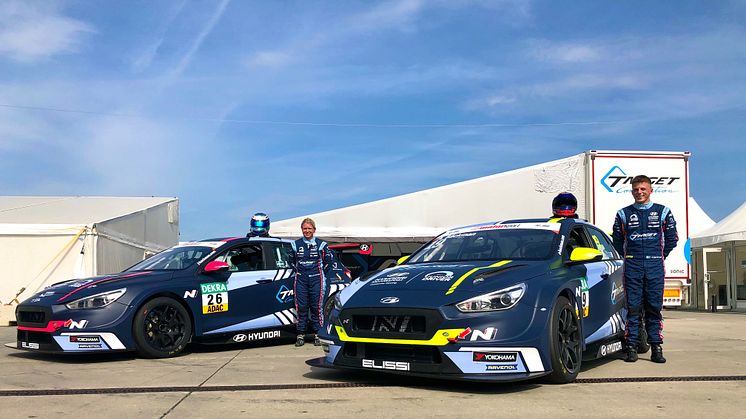 Andreas och Jessica Bäckman är redo för TCR Europe premiären denna helg i Paul Ricard, Frankrike. Foto: Privat (Fria rättigheter att använda bilderna)