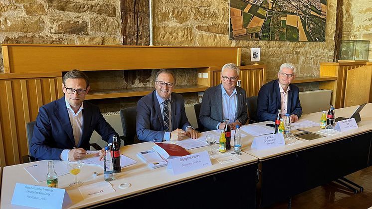 Bei der Vertragsunterzeichnung in Oberderdingen: Heiko Hambückers (DG), Bürgermeister Thomas Nowitzki, Landrat Dr. Christoph Schnaudigel und BLK-Geschäftsführer Ragnar Watteroth (vlnr)