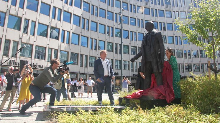 Byrådsleder Raymond Johansen (Ap) avduket skulpturen av Jens Evensen. 