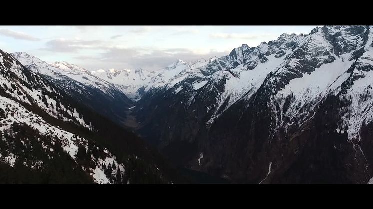 Stuntsnowboarders met lichtgevende partyspeakers van skipiste Mayrhofen 