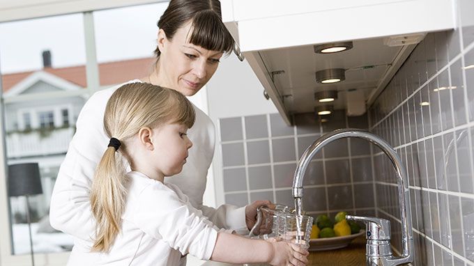 Radon i vatten avgår lätt till luften. Det kan i sin tur bidra till att radonhalten i inomhusluften höjs och ger en ökad risk för lungcancer.