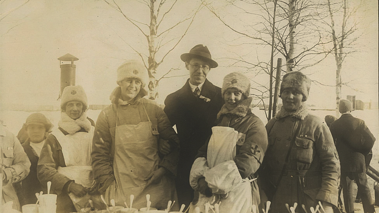Lottor från Stockholm åkte upp till Vasaloppet 1928 för att utspisa åkare och besökare. På bilden tillsammans med Sven Jerring.
