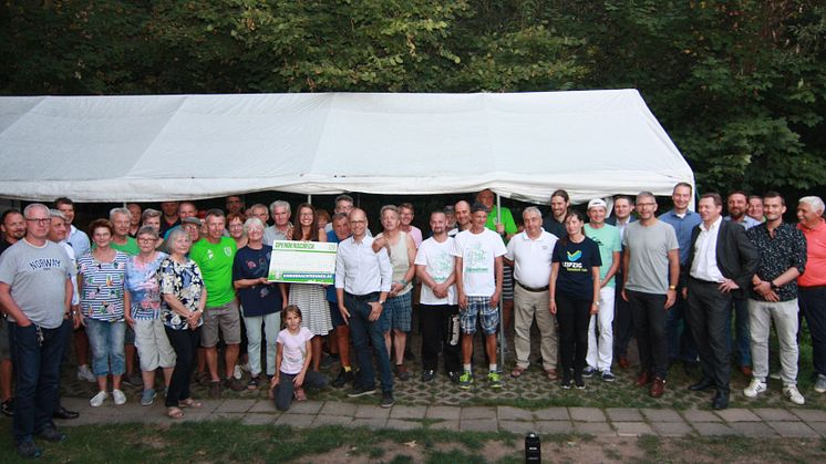 Bei der Helfer- und Sponsorenparty wurde der Scheck in Höhe von 2.400 Euro an Bärenherz übergeben