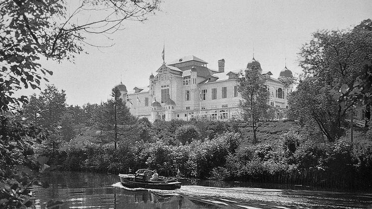 Historiens storslagna vingslag i Brunnsparken under kurortsepoken, en del av sommarens guidade vandringar.