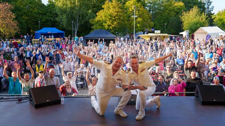 Stimmung auf dem Festplatz: Die "Schlagerpiloten" sorgten am Sonntagnachmittag für den krönenden Abschluss der Hephata-Festtage (Fotos: Stefan Betzler)