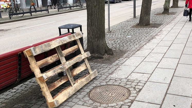 Det var detta brunnslock på cykelvägen längs Södergatan i Helsingborg som gav vika. Bilden togs innan NSVA hunnit spärra av det aktuella området. FOTO: Helsingborgs stad.