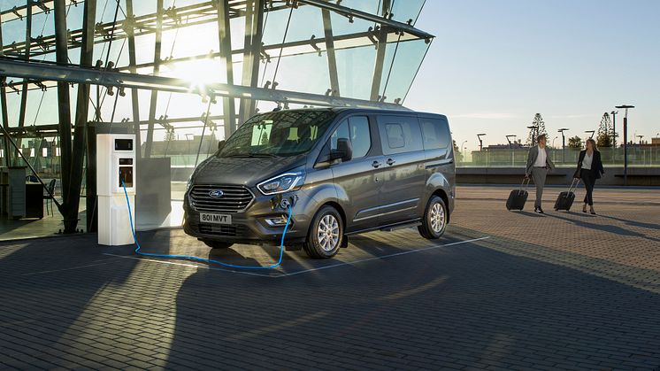 Ford dezvăluie versatilul Tourneo Custom într-o versiune Plug-In Hybrid capabilă să ruleze cu emisii zero