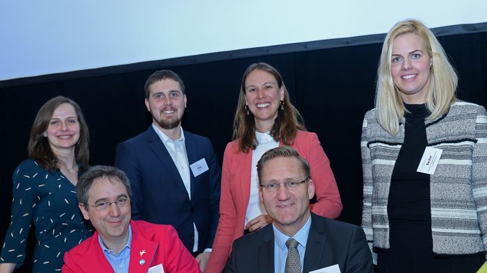 Silvana Hansmann, Dr. Tobias D. Gantner, Silver Mikk, Jessica Hanneken, Günter Wältermann und Sarah J. Becker (v.l.) zur Frage, was Startups in etablierten Unternehmen verändern. Foto: WISO/Schmidt-Dominé