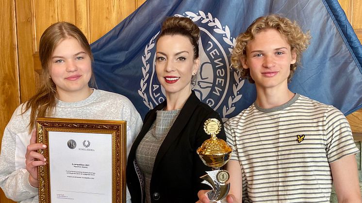 Patricia Trogrlic och Ragnar Hagberg - vinnarna av International Language Competition i ämnet svenska. Läraren Eva Brown, Förstelärare i Engelska & Svenska.