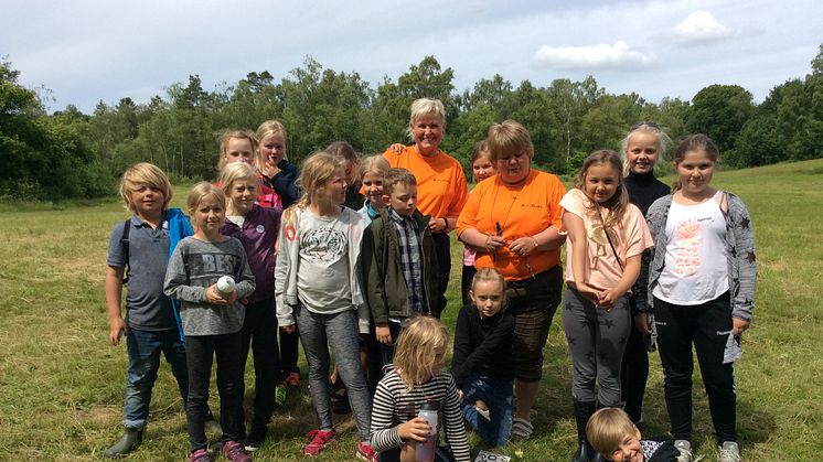De orange damer på fotoet er Vildmarksnørder i aktion i sommers. De søger Fritidsrådet om en materialebank. 