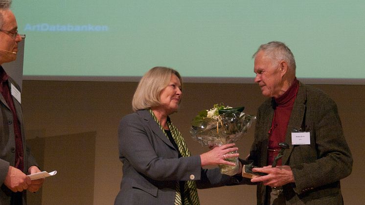 SLU:s rektor Lisa Sennerby Forsse delar ut naturvårdspriset 2011 till Anders Delin.