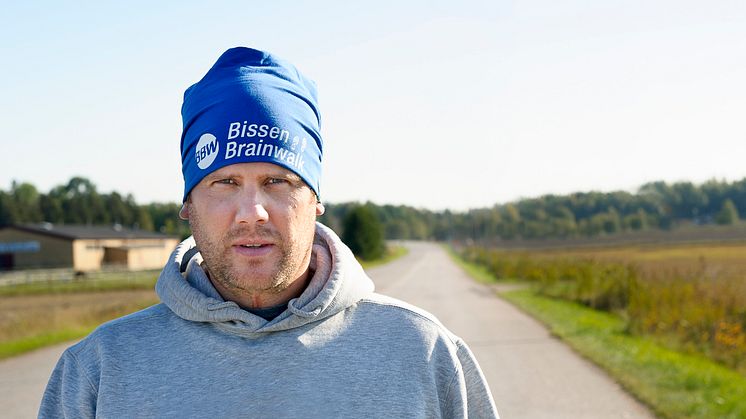 Tidigare bandyspelaren Mathias ”Bissen” Larsson vann flera SM-guld med Västerås och drabbades 2010 av en hjärnblödning. Nu samlar in pengar till forskning om hjärnan. Foto: Bissen Brainwalk