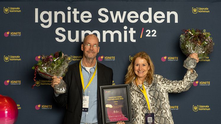 Olof Berglund och Karin Ruiz, affärscoacher på Sting, tar emot priset för ’National Partner Hero 2022’ vid Ignite Sweden Summit
