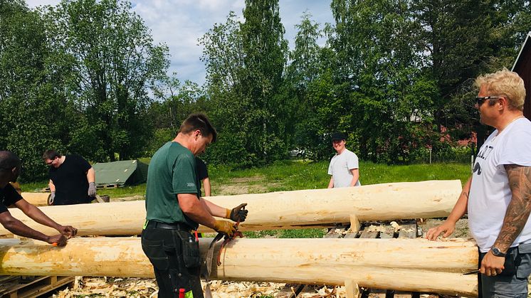 Kari Koivuniemi (mitten) utbildar bygglärana i Hedenäset i timring. Till höger Mika Krunniniva, bygglärare i Hedeenäset som blir ansvarig för kursmodulen.