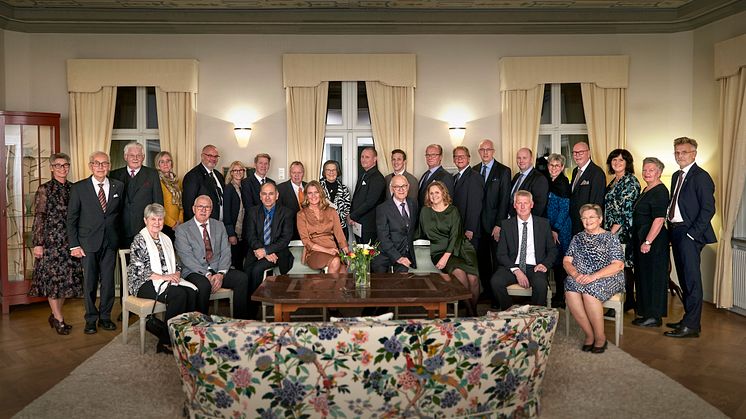 Alla 26 utvalda vardagshjältar från 14 kommuner i Skaraborg samlade i Trädgårdsrummet på Marieholm tillsammans med landshövding Anders Danielsson och länsöverdirektör Lisbeth Schultze. Foto: Thomas Harrysson