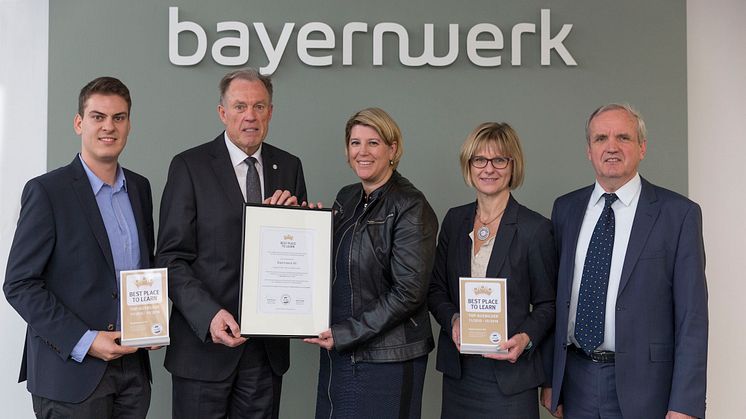 Foto: vl.: Fabian Brunner (Jugendauszubildenden-Vertretung Bayernwerk), Heiko Köstring (Geschäftsführer Aubi-plus), Sigrid Nagl (Personalleiterin Bayernwerk), Beate Rubenbauer (Ausbildungsleiterin Bayernwerk), Karl-Heinz Lex (IHK Regensburg)