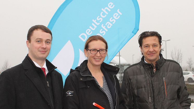 Spatenstich für pure Glasfaser in Hofheim: Links Dmitrij Fuchs (Key Account Manager Deutsche Glasfaser), Mitte Gisela Stang (Bürgermeisterin Hofheim), Rechts Frank Geltinger (Director Business Development Deutsche Glasfaser)  