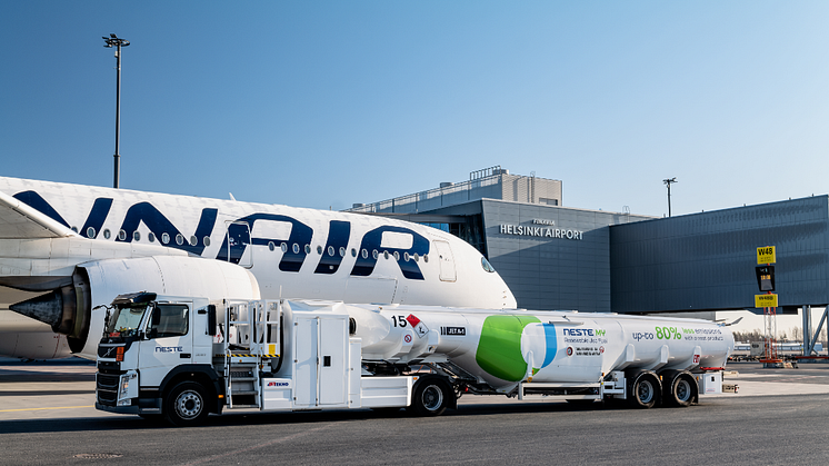 Finnair och Neste blir samarbetspartners och minskar CO2-avtrycket från flyget med hållbara flygbränslen