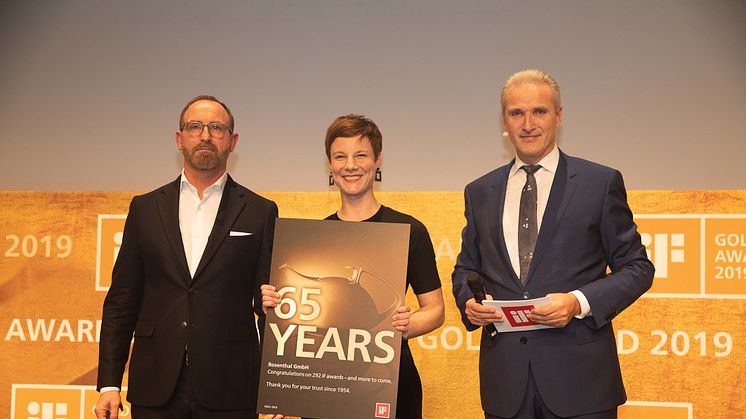 Auszeichnung für 65 Jahre Treue: iF Award Night mit Andreas Gerecke (li.), Marketing Director, Iris Reichstein, Head of PR und iF CEO Ralph Wiegmann (re.). Bild: © iF International Forum GmbH.
