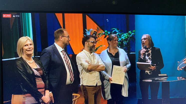 Eva Hallberg, Johan Andersson, Niklas Bosrup, Malin Gunnarsson och Åsa von Malorti tar emot priset för Sveriges finaste torg.