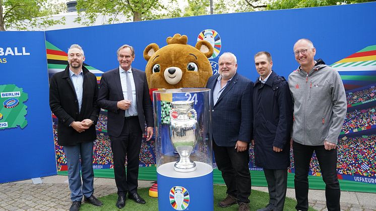 Gruppenfoto anlässlich der EM der Bürgermeister in Leipzig (v.l.): Stefan Schedler, Burkhard Jung, Prof. Jörg Junhold, Philipp Lahm und Detlef Wellbrock - Foto: Tim Hard Media, 