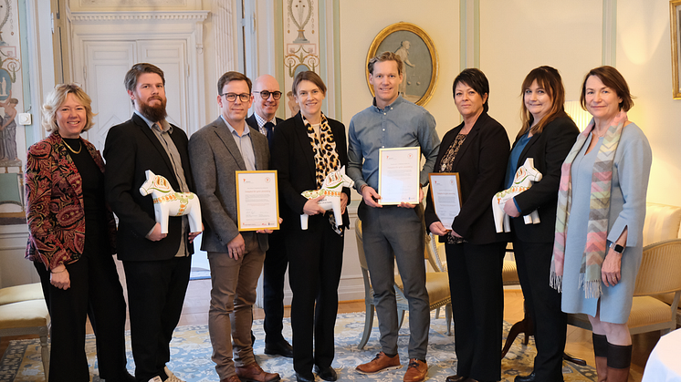 Landshövding Helena Höij och Birgitta Sacrédeus, regionråd Region Dalarna tillsammans med årets Dalapiloter. 