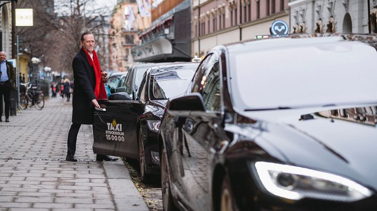 Taxi utan buller och utsläpp växer fram i Stockholm genom Nollzon där företag kan ansluta sig för elbilstaxi. Daniel Helldén, trafikborgarråd i Stockholms stad.