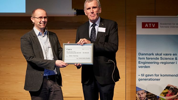 Esben Taarning, R&D Director i Haldor Topsøe A/S (t.v.), modtager Torkil Holm Prisen 2018 af Klaus Bock fra priskomiteen.