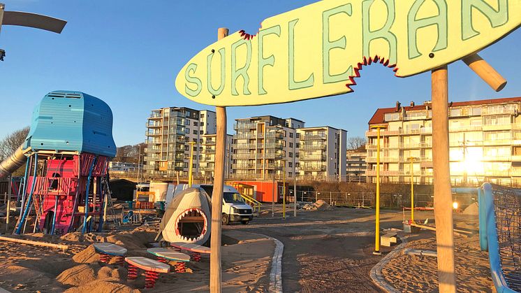 Den nya lekplatsen på Gröningen har surftema och öppnar på onsdag 22 april.