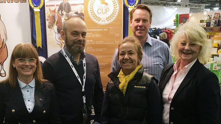 Sveland Djurförsäkringars representanter tillsammans med Peter Markne från Markne Academy på Eurohorse 2016. Fr. v. Therese Wijkmark, Peter Markne, Ulrika Tågerup, Bob Zether och Tina Junaeus.