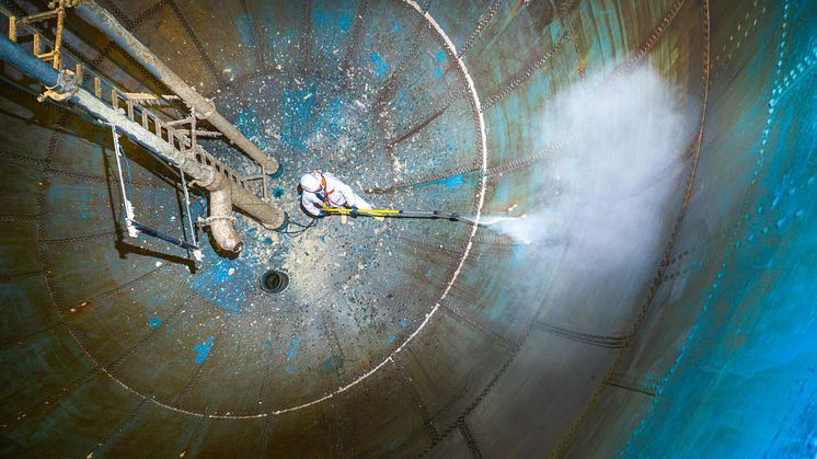 Damit die Trinkwasserversorgung jederzeit gesichert ist, reinigen Veolia-Mitarbeiter regelmäßig die Wasserspeicher. Hier sind sie im Inneren eines Wasserturms.