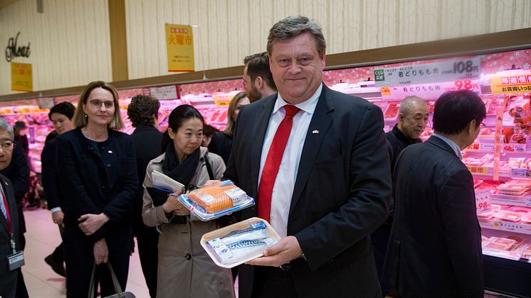 Fiskeriminister Harald T. Nesvik viser frem norsk sjømat på japansk supermarked