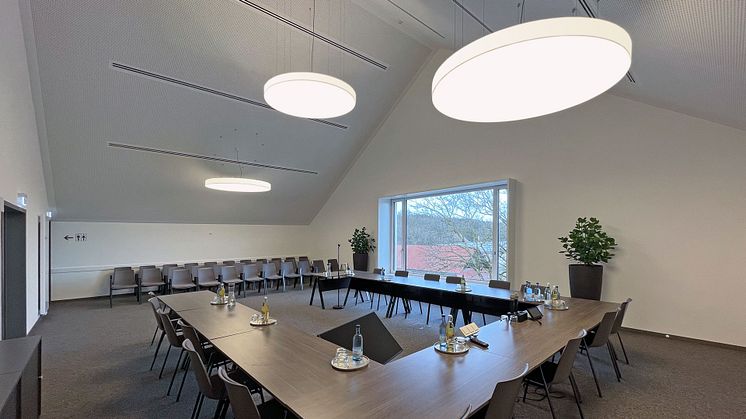 Photo: LTS Licht & Leuchten GmbH. Meeting room on the upper floor of the municipal administration with Lunata luminaires by LTS.