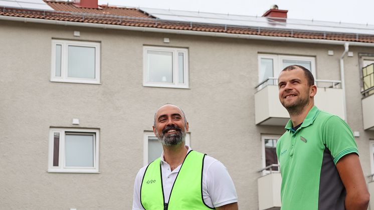 Förbos energiingenjör Pouria Tavakol tillsammans med driftansvarig Förbovärd i Kungälv Andreas Carlsson nedanför den nyinstallerade solcellsanläggningen på Bohusgatan 8, Koön Marstrand.