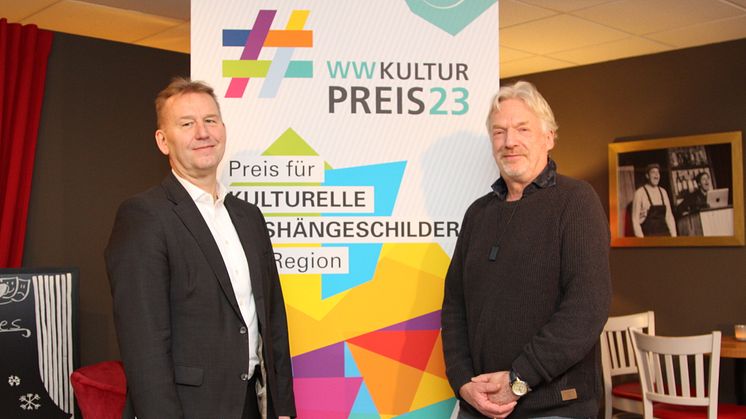 Sind gespannt auf die "gänzenden Perlen" der Kultur in der Region: Jürgen Noch, Geschäftsführer bei Westfalen Weser (l.), und Carsten Hormes, KulturBüro OWL. 