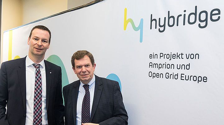 v.l.n.r.: Dr. Thomas Hüwener (Mitglied der Geschäftsführung der OGE) und Dr. Klaus Kleinekorte (technischer Geschäftsführer von Amprion). Bild: Open Grid Europe