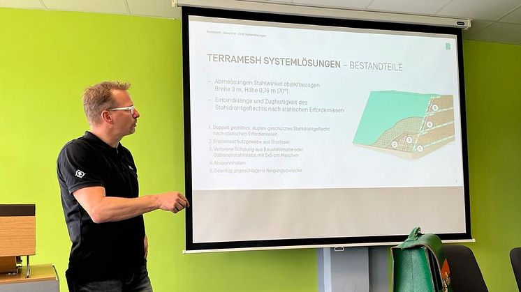 Burkhard Reker von Beco Bermüller stellt Terramesh Systemlösungen vor. Foto: hagebau (Abdruck honorarfrei)