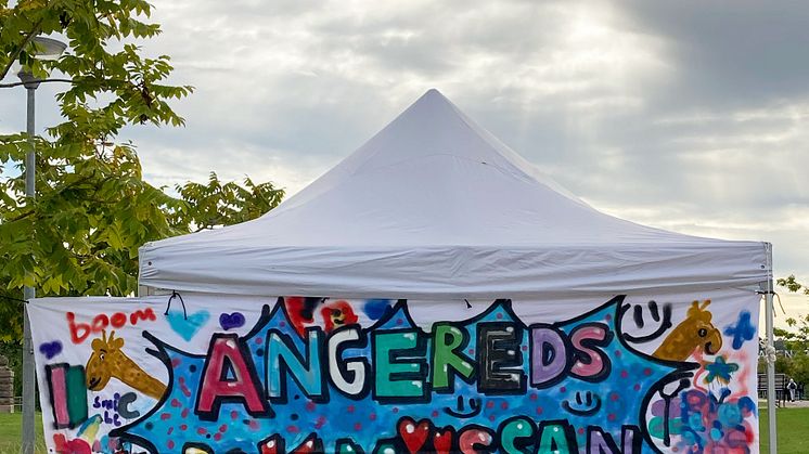 Banderoll på Angereds bokmässa 2021 gjord av barn på Blå Ställets sommarprogram. Foto: Madelen Lundin