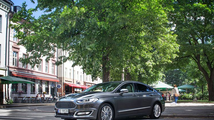 Blir fornyet: Denne forrige generasjonen av Mondeo Hybrid kom bare som sedan.  Den nye generasjonen kommer også nå som stasjonsvogn. 