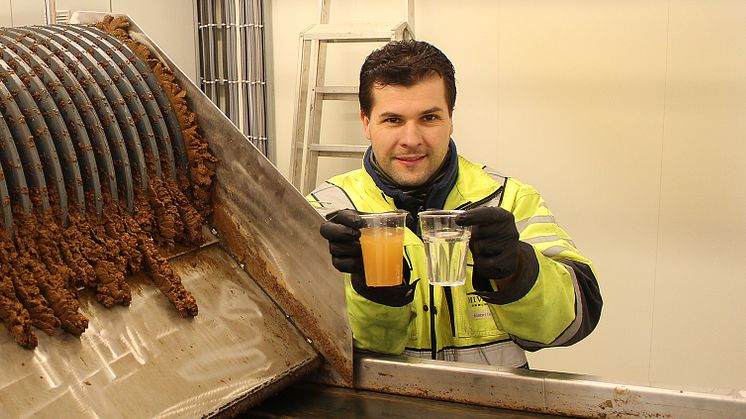 Ny renseløsning reduserer mengden restpartikler i vannet til det minimale. Daglig leder i Mivanor, Robert Tarasz, viser forskjellen på vannet før og etter renseprosessen. Foto: Mivanor