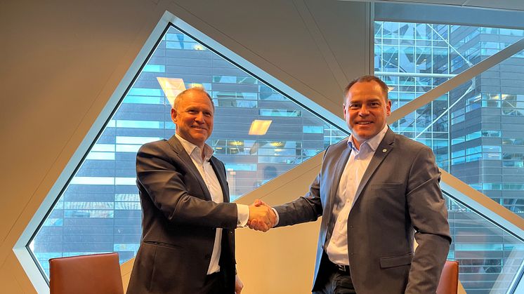 Lars Christian Bacher of Morrow and Jon Anders Hammersmark of Eldrift have agreed on a long-term battery supply agreement