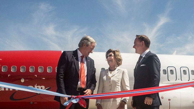 La reina Sonja de Noruega con el fundador y consejero delegado del Grupo Norwegian, Bjørn Kjos, y el capitán Ole Christian Melhus, consejero delegado de Norwegian Air Argentina. Marzo de 2018.