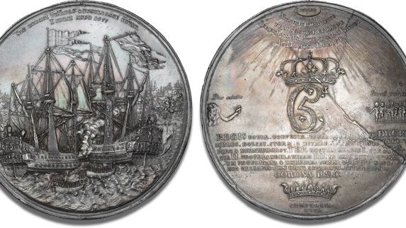 Medaljen, der blev lavet i forbindelse med den skelsættende begivenhed Slaget i Køge Bugt i 1677, og som i 100 år var verdens største medalje kommer under hammeren hos Bruun Rasmussen den 7. november.