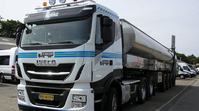 På billedet ses den nye IVECO Stralis Hi-Way med 570 heste og lavt førerhus, som nu skal køre ud med minkfoder.